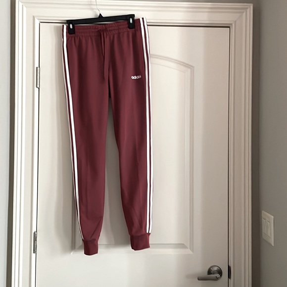 One full set and a pair of sweats - Picture 5 of 6